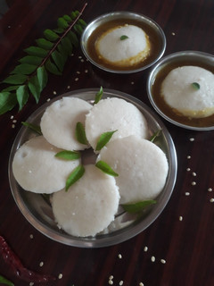 इडली सांबर (Idli Sambar recipe in Hindi) रेसिपी मुख्य फोटो