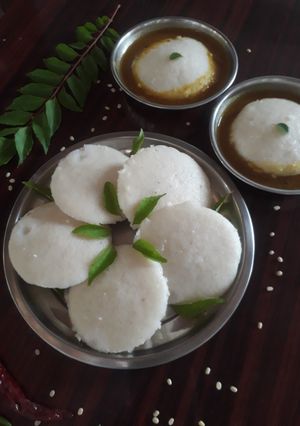 इडली सांबर (Idli Sambar recipe in Hindi) रेसिपी मुख्य फोटो
