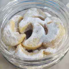 A picture of Vegan Putri Salju (tanpa telur dan susu) no mixer.