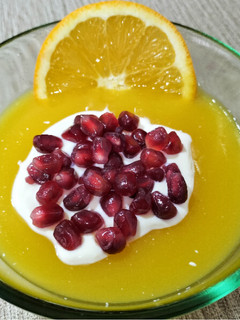 Una foto de Postre de naranja con Skyr y granada