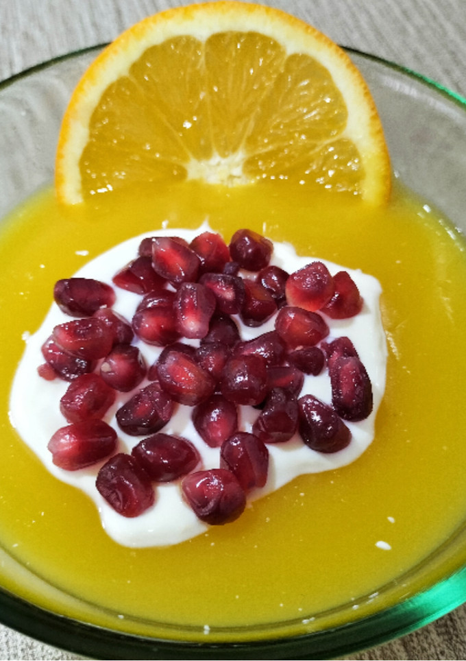 Una foto de Postre de naranja con Skyr y granada