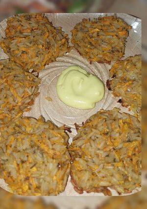 Una foto de Buñuelos de arroz y zanahoria saludables🍚🥕