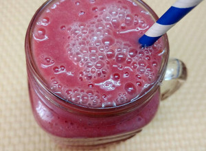 Una foto de Licuado / batido de durazno, ciruela y nueces