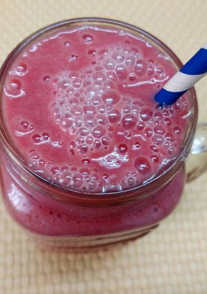 Una foto de Licuado / batido de durazno, ciruela y nueces
