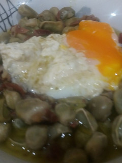 Una foto de Habas con Jamón y Huevo "Poché"