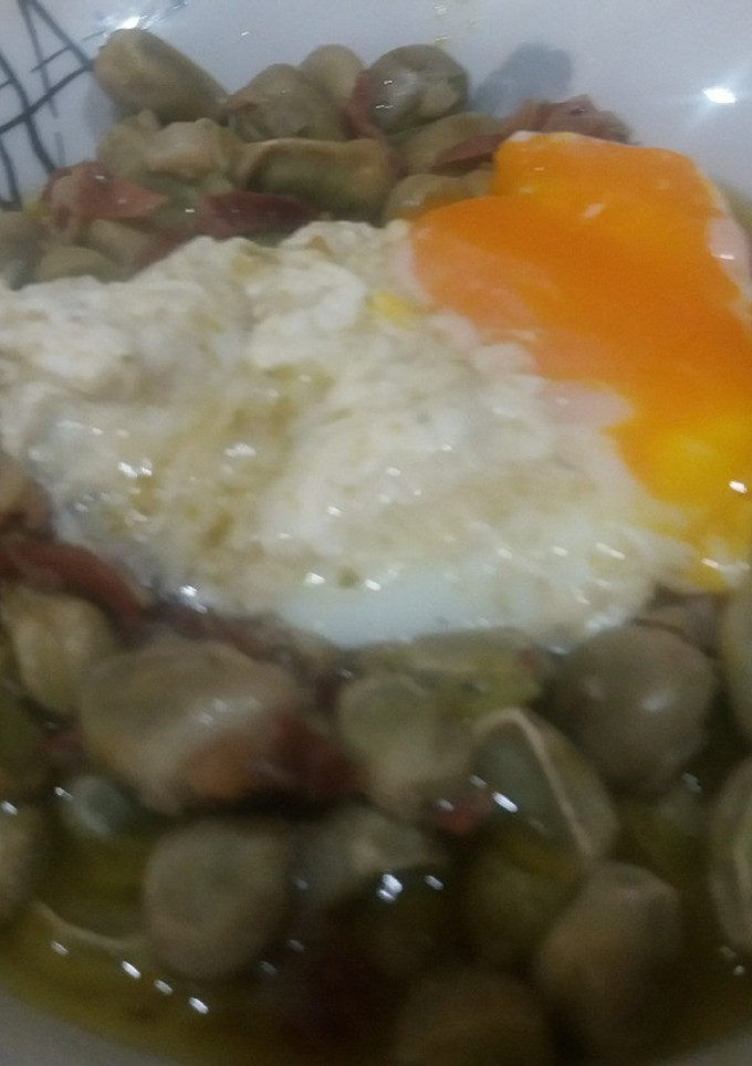Una foto de Habas con Jamón y Huevo "Poché"