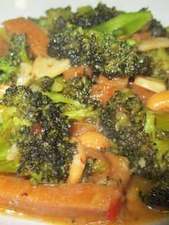 Una foto de Brócoli con seitán y anacardos - veggie