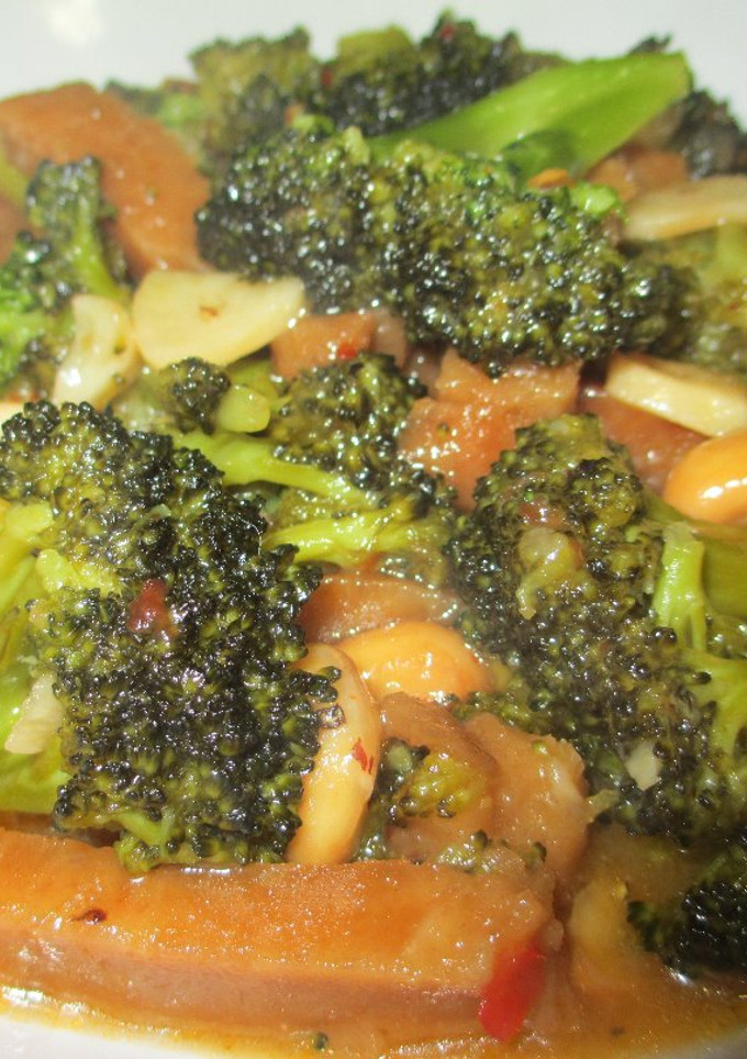 Una foto de Brócoli con seitán y anacardos - veggie