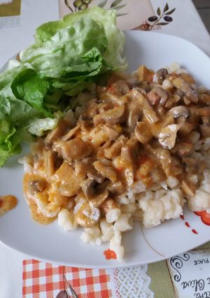 Gombapörkölt tejfölösen, szalonnásan recept fotója