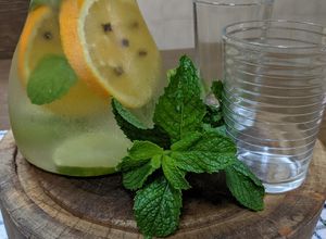Foto de Água Saborizada com Laranja, Limão, Hortelã e Cravos