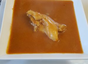 Una foto de Frijol nuevo y pollo, en mole de olla