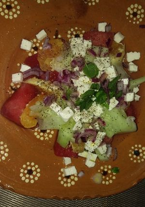 Una foto de Ensalada de sandía y naranja 🍉🍊