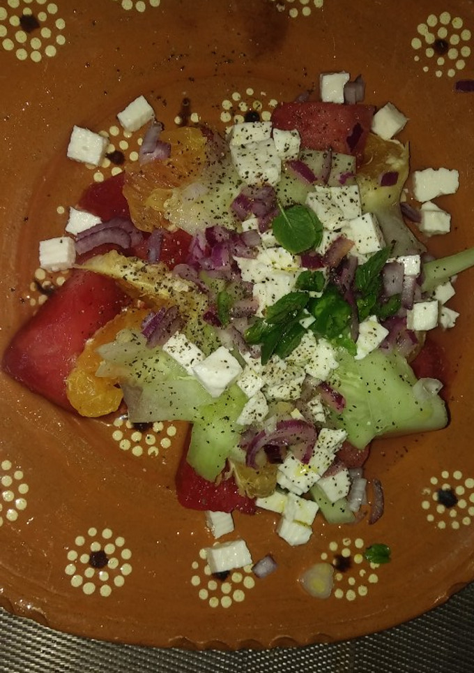 Una foto de Ensalada de sandía y naranja 🍉🍊