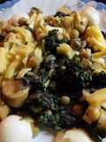 Ensalada con espinacas, garbanzos, salchicha alemana, boconccinos