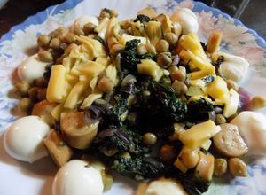 Una foto de Ensalada con espinacas, garbanzos, salchicha alemana, boconccinos