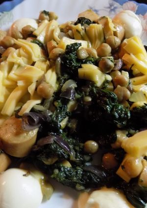 Una foto de Ensalada con espinacas, garbanzos, salchicha alemana, boconccinos