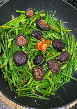 Hình của món Bông hẹ xào nấm đông cô.