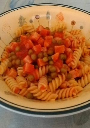 Una foto de Pasta con jamón y arvejas