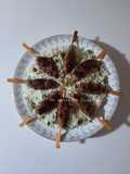 Brochettes de Kefta sur un Lit de Riz aux Petits Pois à la Vapeur