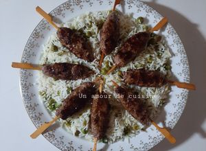 Une photo de Brochettes de Kefta sur un Lit de Riz aux Petits Pois à la Vapeur
