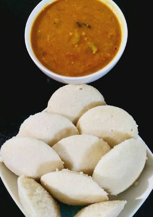 A picture of Suji ki idali and sambhar.
