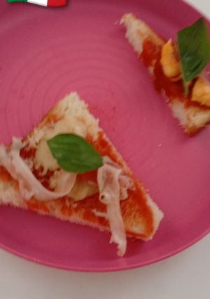 A picture of Duckster' s easiest pizza recipe.