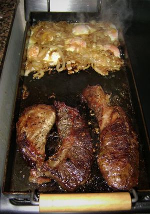 Una foto de Filetes de entraña con huevos a la chapa