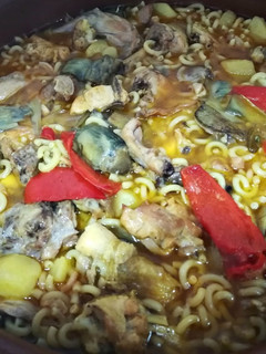 Una foto de Fideos con pollo y conejo