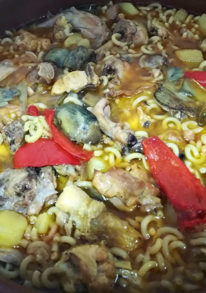 Una foto de Fideos con pollo y conejo