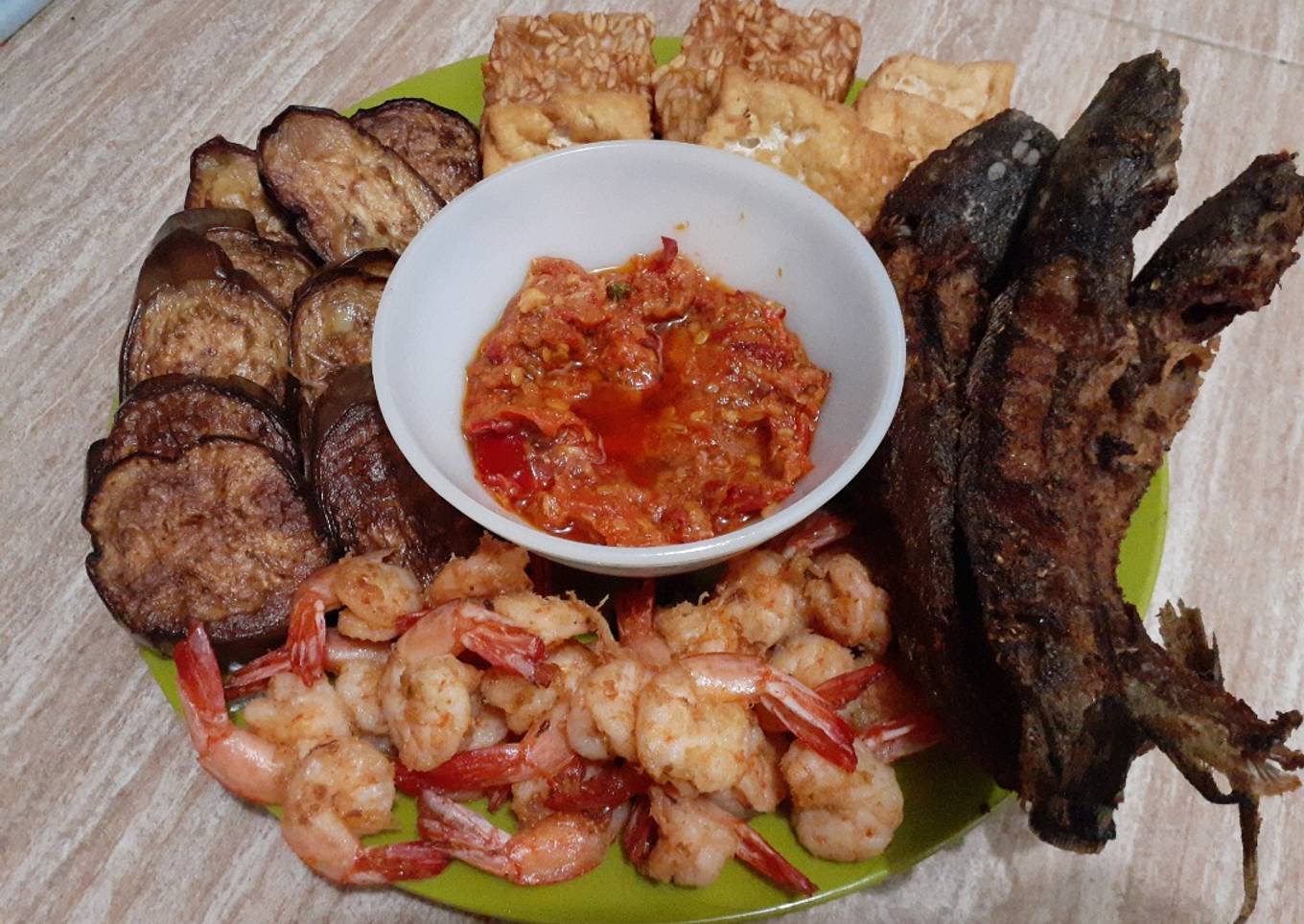 Ikan goreng sambal tomat