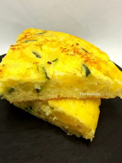 Una foto de Tortilla de calabacín patata y queso