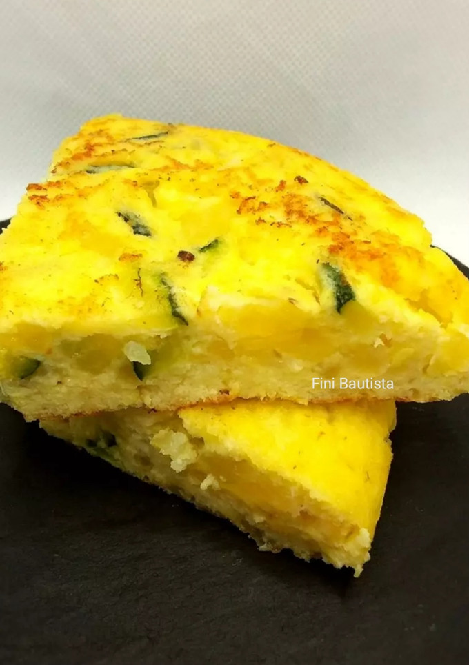 Una foto de Tortilla de calabacín patata y queso