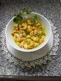 Fideos con crema de curry con pollo