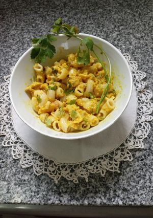 Una foto de Fideos con crema de curry con pollo