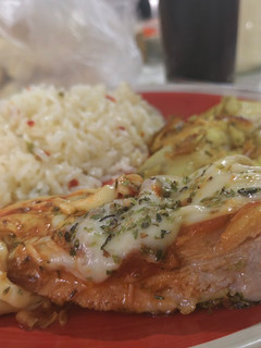 Una foto de Matambrito de cerdo, papas y boniato al horno