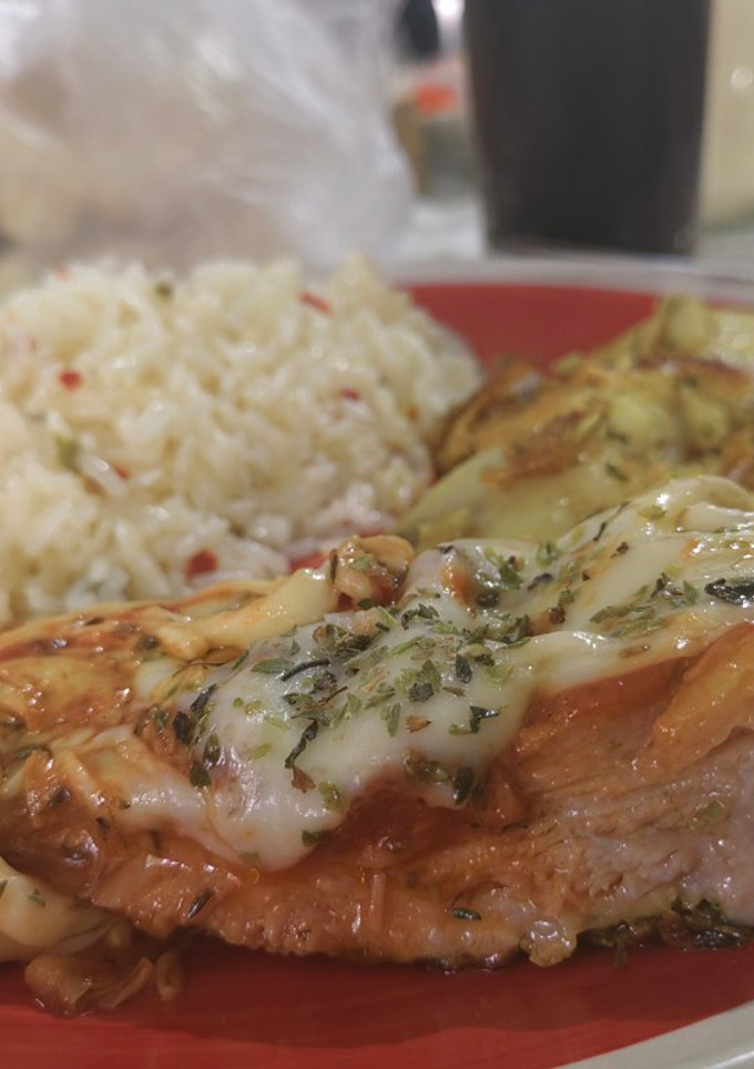 Una foto de Matambrito de cerdo, papas y boniato al horno