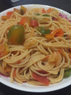 Una foto de Spaguetty con jugo Natural de tomate 🍅