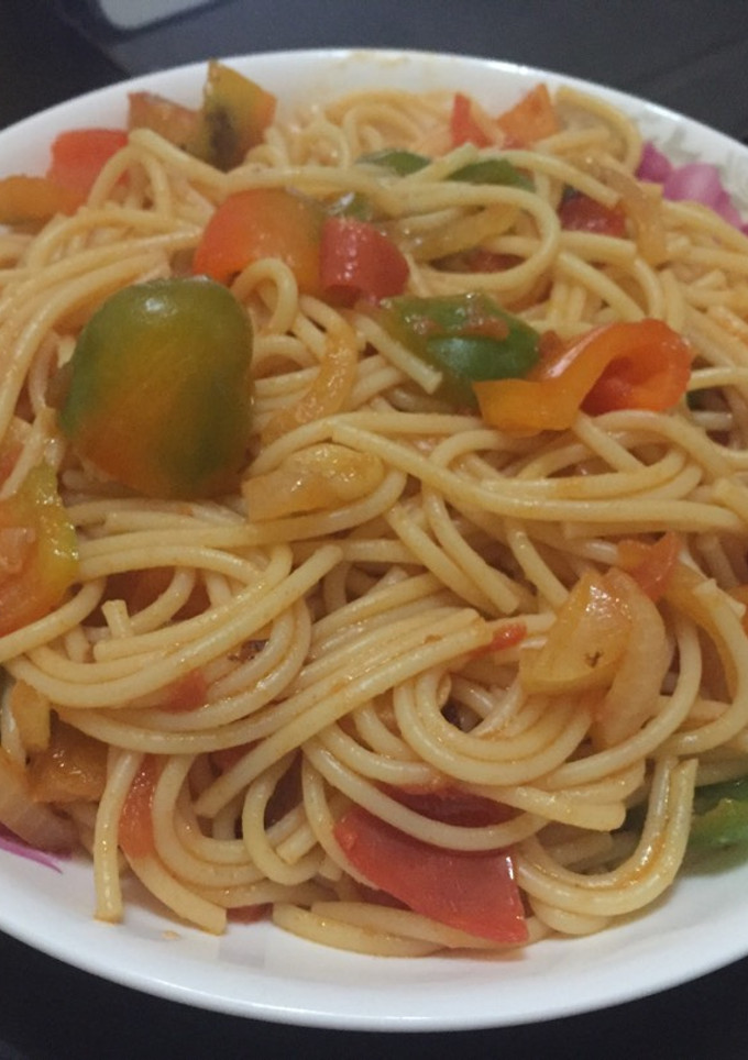 Una foto de Spaguetty con jugo Natural de tomate 🍅