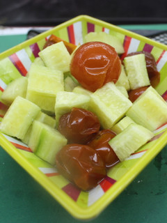 Una foto de Ensalada de pepino con cherrys en almíbar