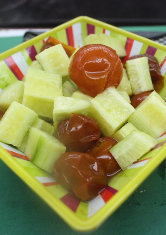 Una foto de Ensalada de pepino con cherrys en almíbar