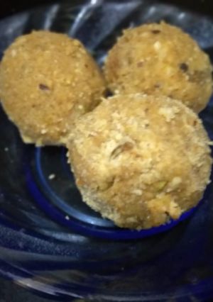 A picture of Gond ke ladoo.