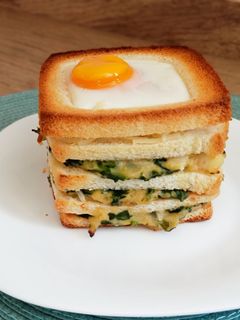 Una foto de Sandwich relleno de espinacas y gambones