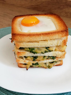 Una foto de Sandwich relleno de espinacas y gambones