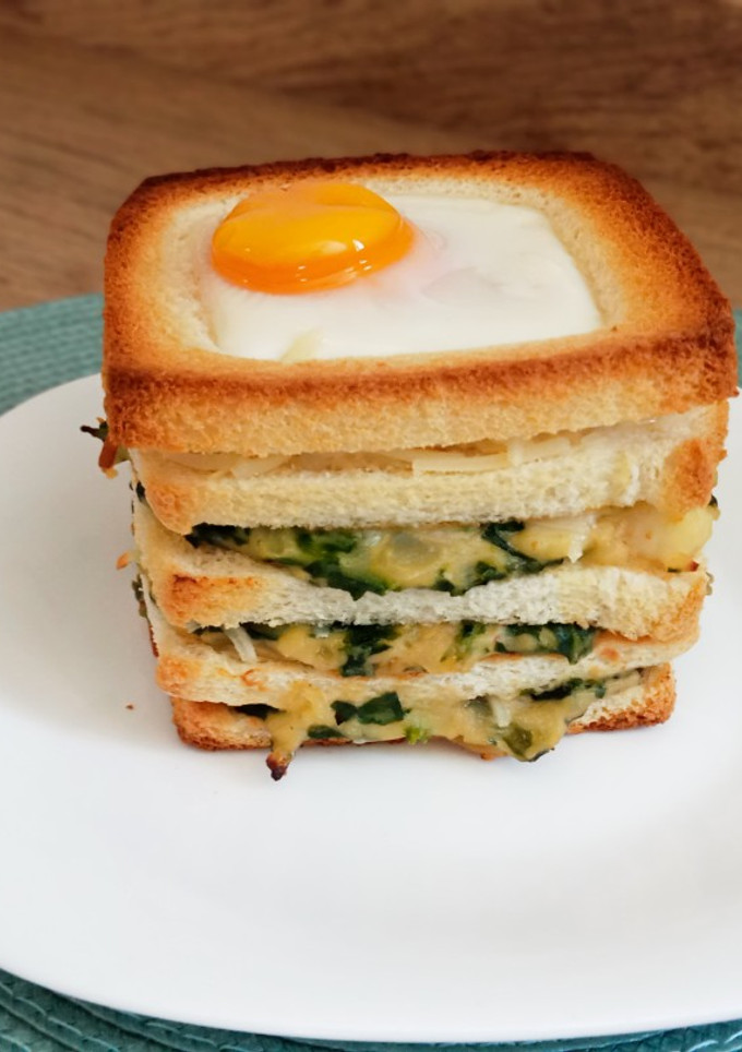 Una foto de Sandwich relleno de espinacas y gambones