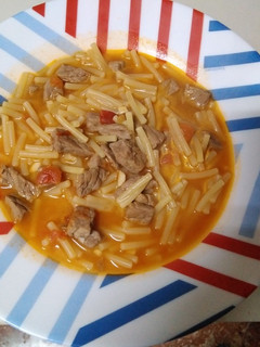 Una foto de Fideos con ternera