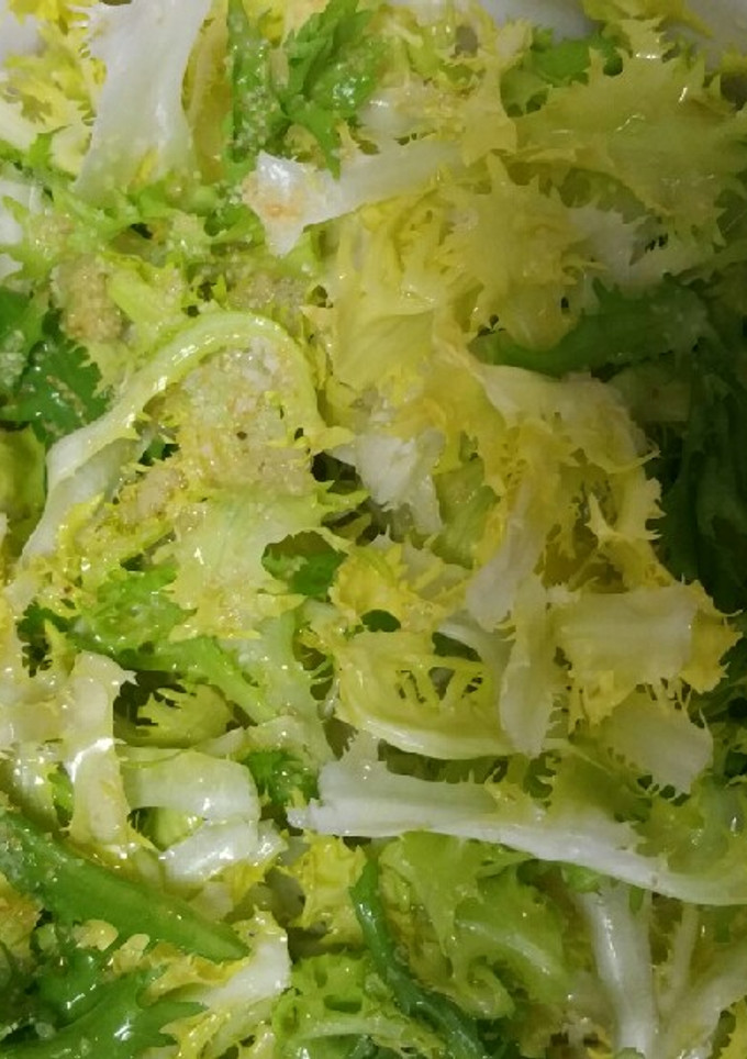 Una foto de Escarola en salsa de truchas