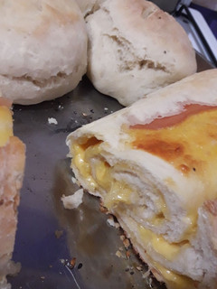 Una foto de Pan relleno de jamón y queso tipo pionono