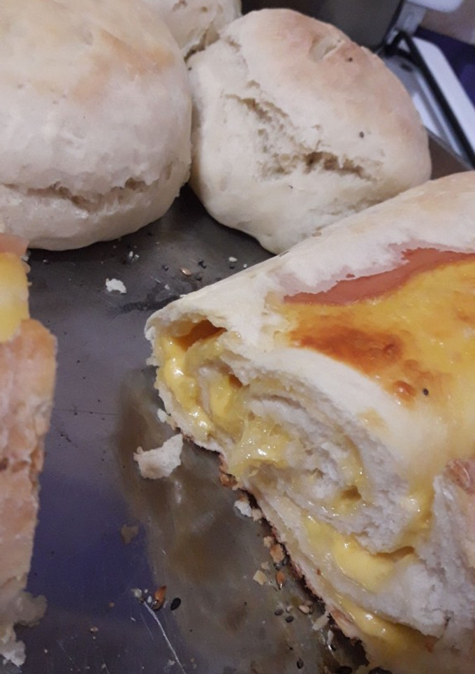 Una foto de Pan relleno de jamón y queso tipo pionono