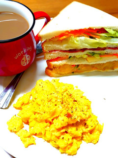 營養早餐～培根蔬果總匯三明治 的食譜成品照片