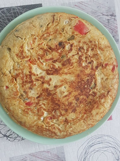 Una foto de Tortilla de patatas y verduras🥔🍆🌶
